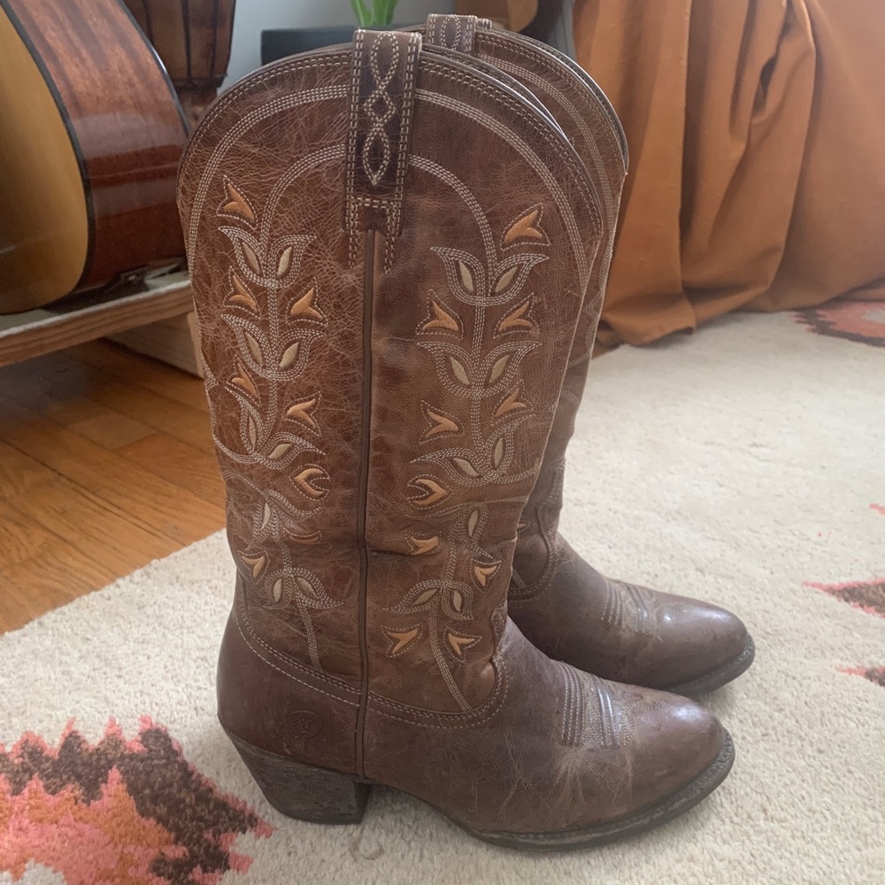 Ariat Women's New West Pearl Desert Holly Traditional Toe Western Boots